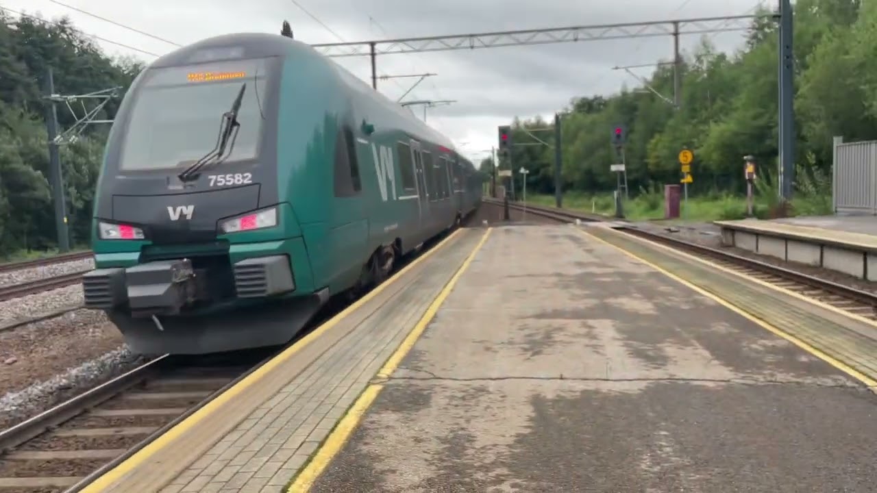 Trains at Lindeberg station (Vy, Flytoget, SJ, Bane Nor)