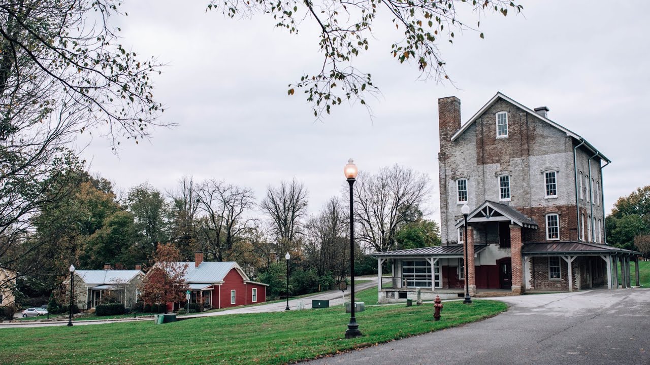DO HALLMARK CHANNEL TOWNS REALLY EXIST?! || Stanford, Kentucky Travel Guide