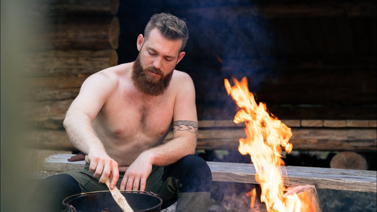 Outdoor Kitchen im Wald in Skandinavien🌿 - Gulasch im Dutch Oven || Kochen über Feuer