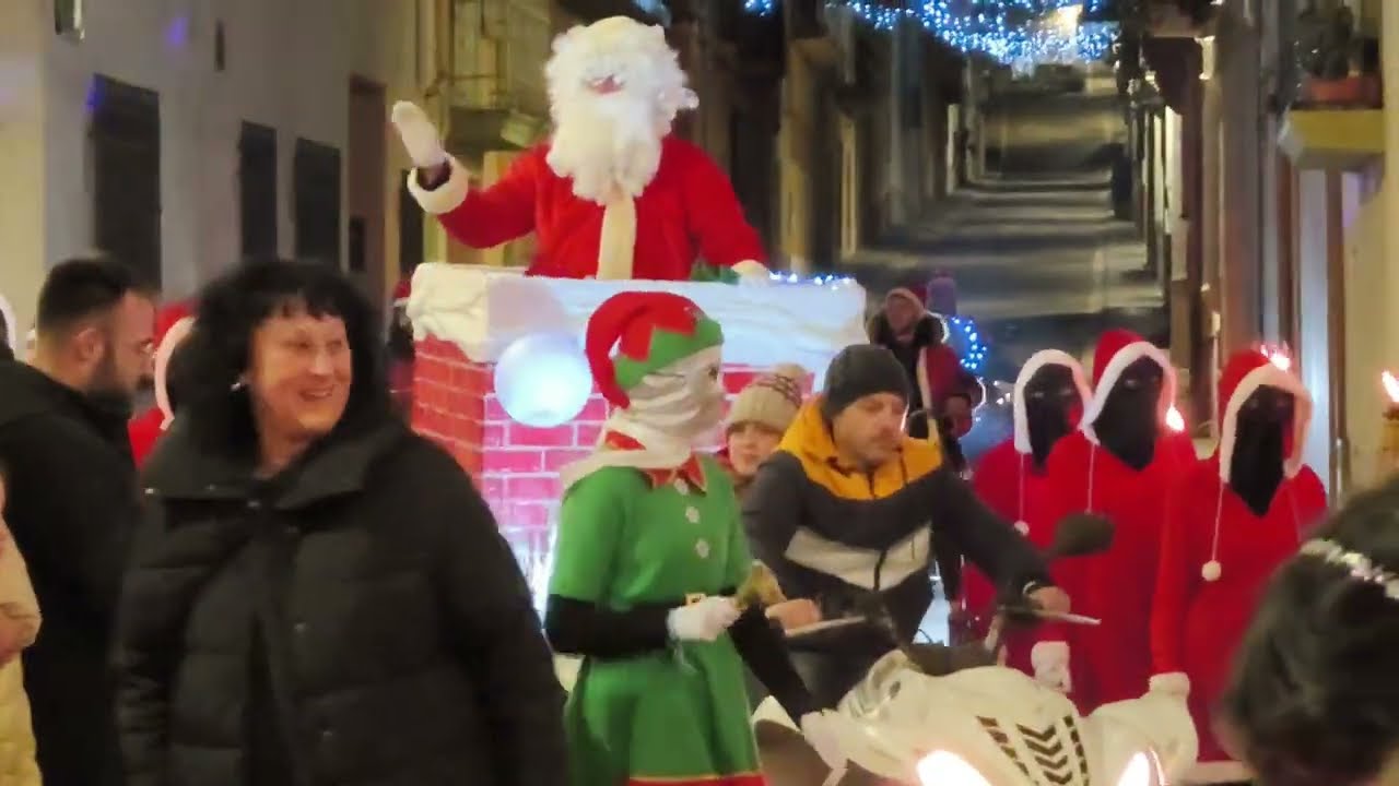 Godall, 20251224 Visita del Pare Noel i entrega de regals
