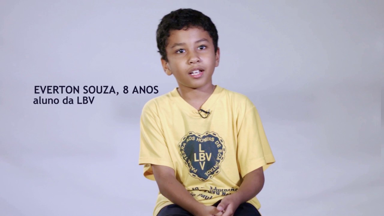 Criança que morava nas ruas é adotada e homenageia sua mãe!