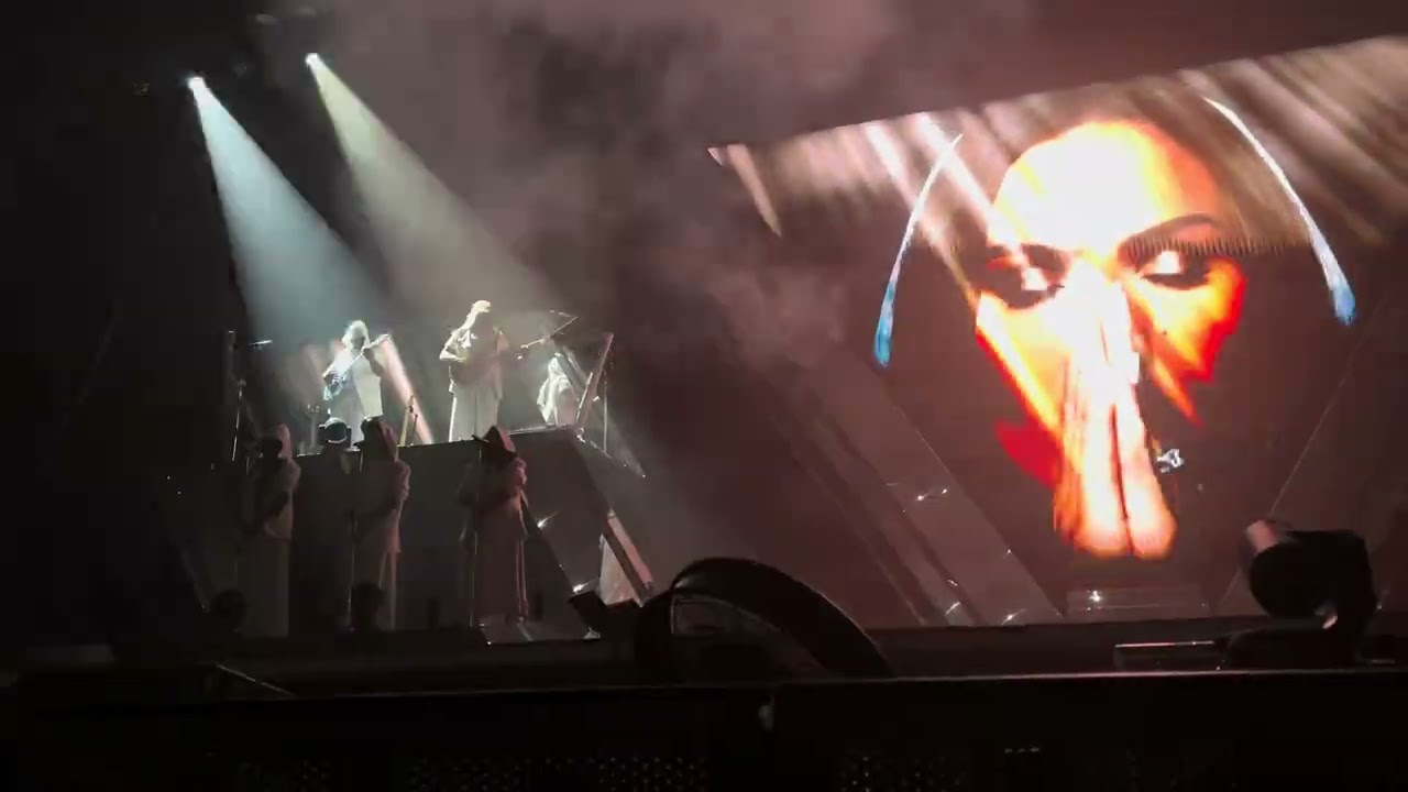 Vitaa Charlotte intro Live Vitaa la tournée Lille Zénith 2025