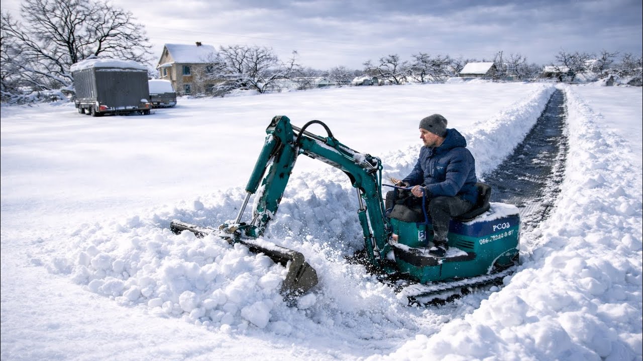 –15°C, 40 см снігу. Чищу двір міні-екскаватором