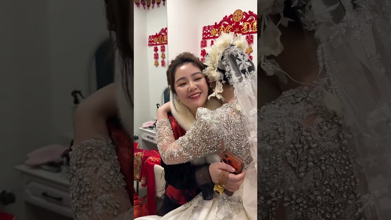 今天是员工佳妮结婚的日子，我和强哥不同的身份出场，强哥是婆家人，我是娘家人，佳妮是我的助理，我是打心眼里喜欢这个女孩，特意给她准备了一份新婚礼物……强哥再一次做证婚人，每一句话里都是感动，大家觉得强哥