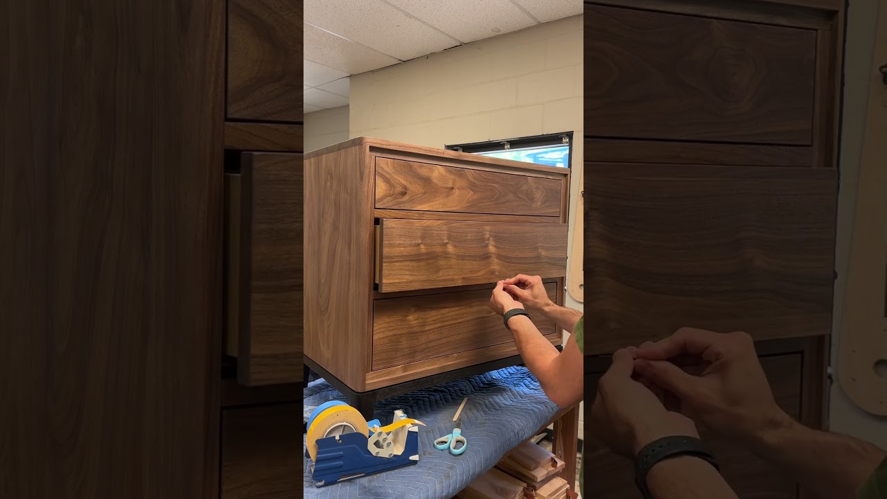 Opening drawers without knobs. #woodworking #furniture #diy #carpenter