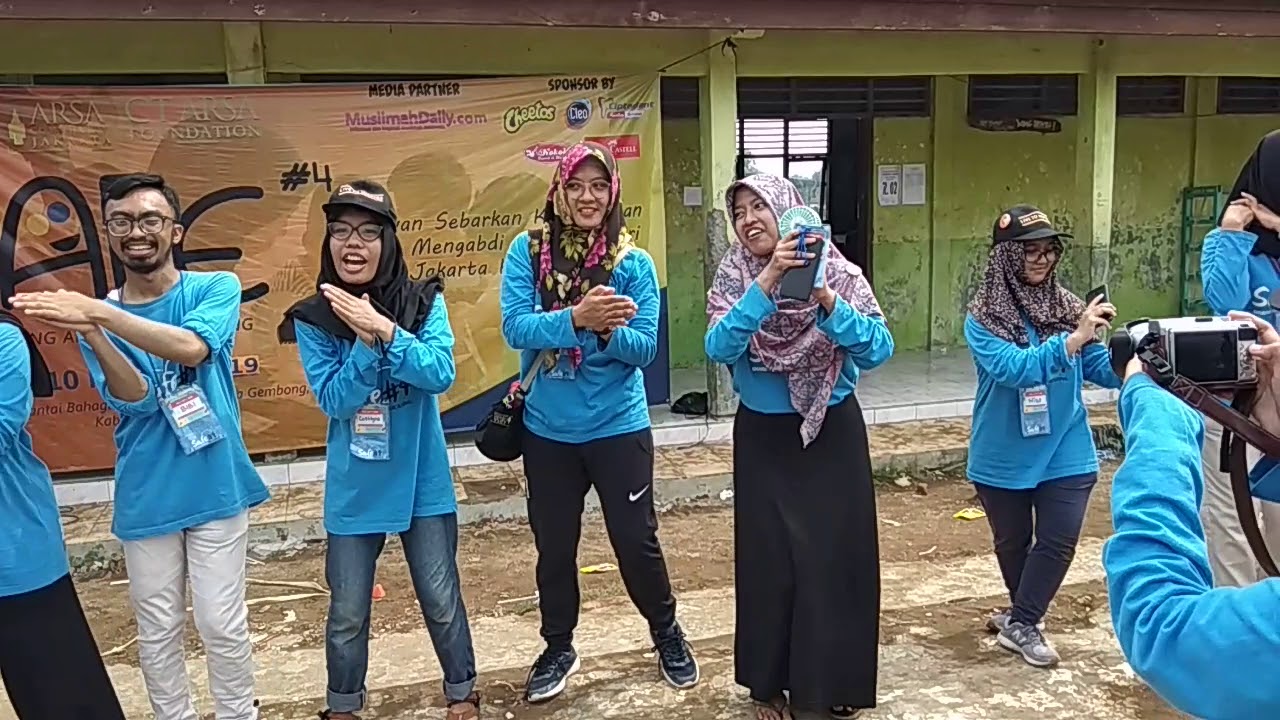 Tari kepiting jalan kesamping CT ARSA JAKARTA di MI NURUL IHSAN MUARAGEMBONG