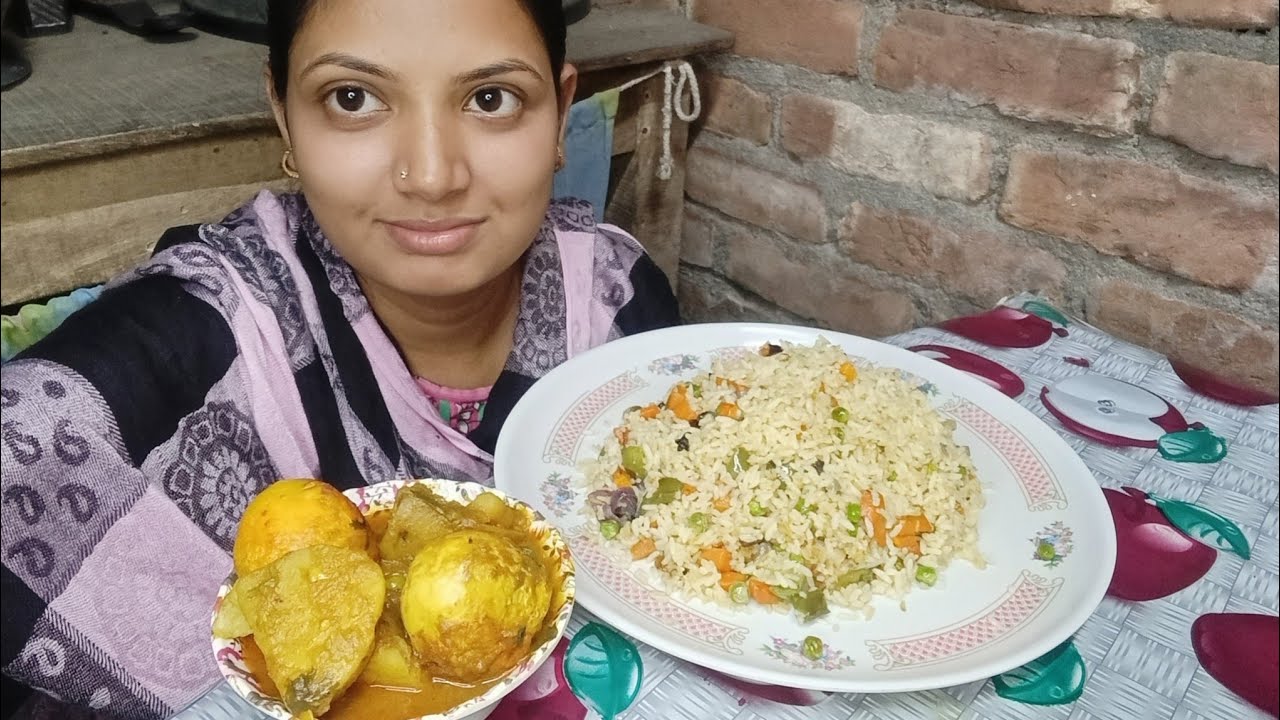 Bigbites, Eating- Veg Fried Rice 🍚 With Spicy 🔥 Egg curry.