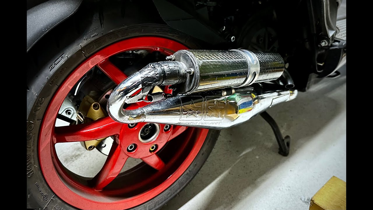 Montaggio scarico su scooter