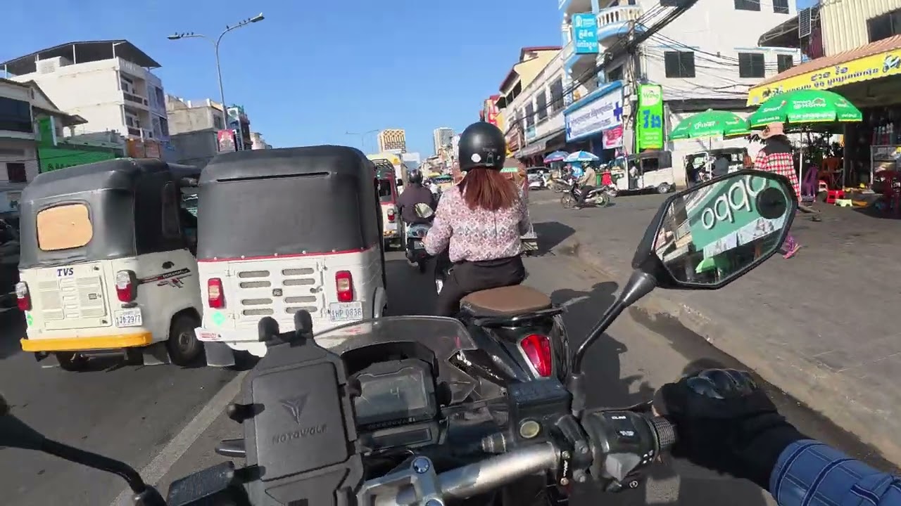 This is What Daily Life Looks Like in Phnom Penh