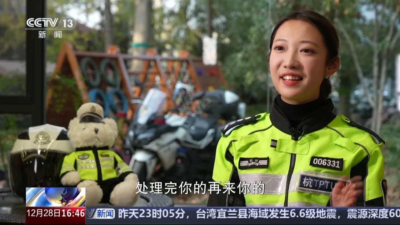 西湖边的“兔子警官” 温柔劝导值勤 收获大量网友关注