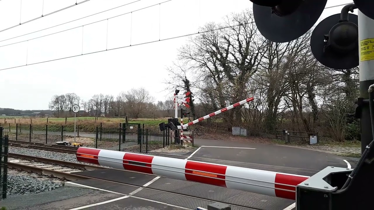 Spoorboom daalt te snel | Spoorwegovergang Herfte (Zwolle) // Dutch Railroad Crossing