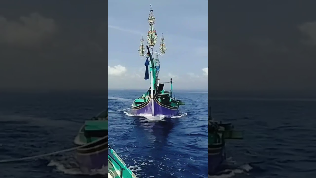 Perahu nelayan muncar di geret ke pelabuhan pengambengan Bali 