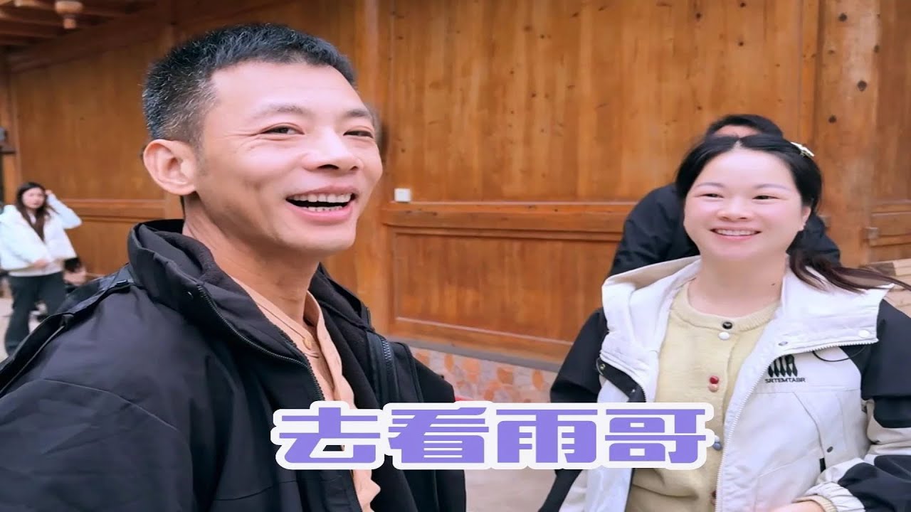 雨哥参加荒野求生好运通道杯比赛，27天时因腰部伤复发退赛了，真的好可惜的一个选手，秋子一行去看望他