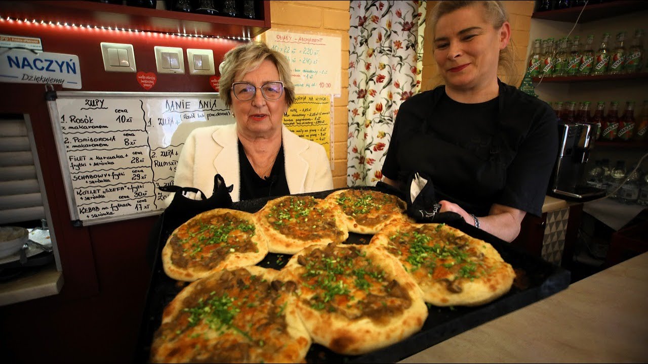 Człowiek, który robi pizzę z PRL-u
