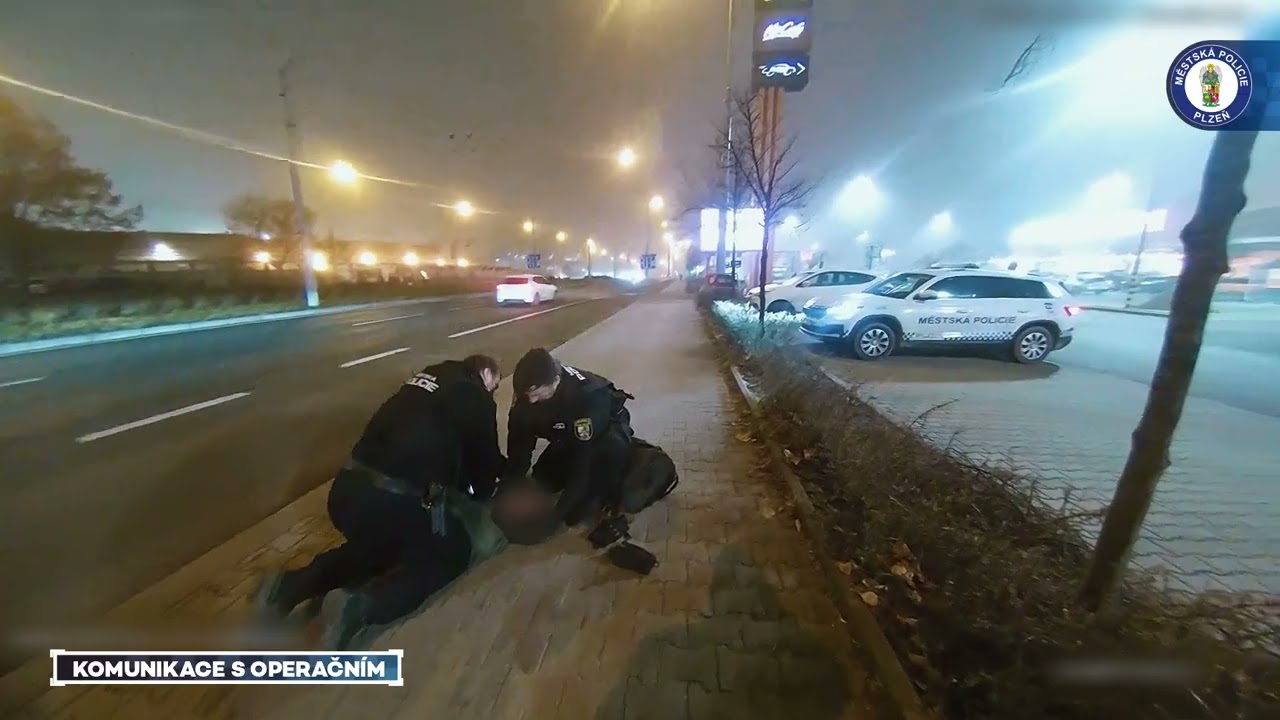 Ležící muž na chodníku potřeboval masáž srdce❗🫀