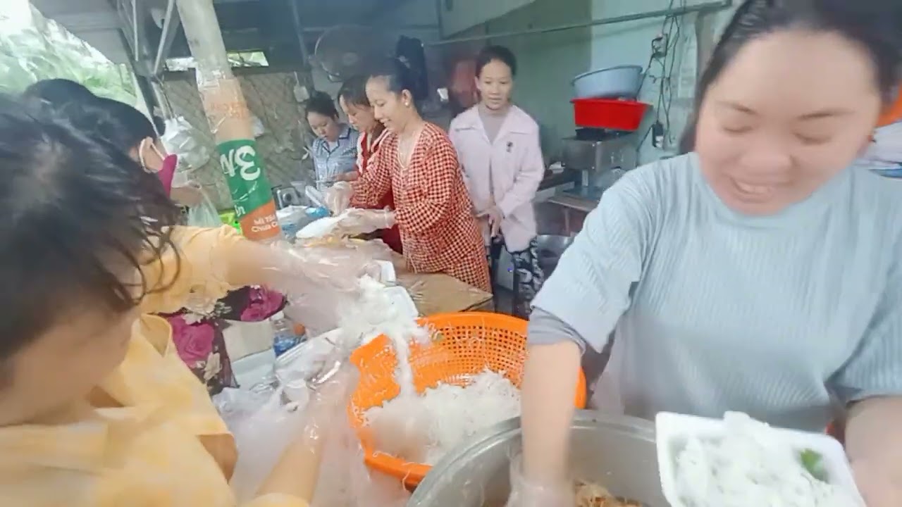 Sự Thật Về Bún Thập Cẩm Cồn Linh: Hương Vị Khiến Ai Cũng Phải Xếp Hàng Dài
