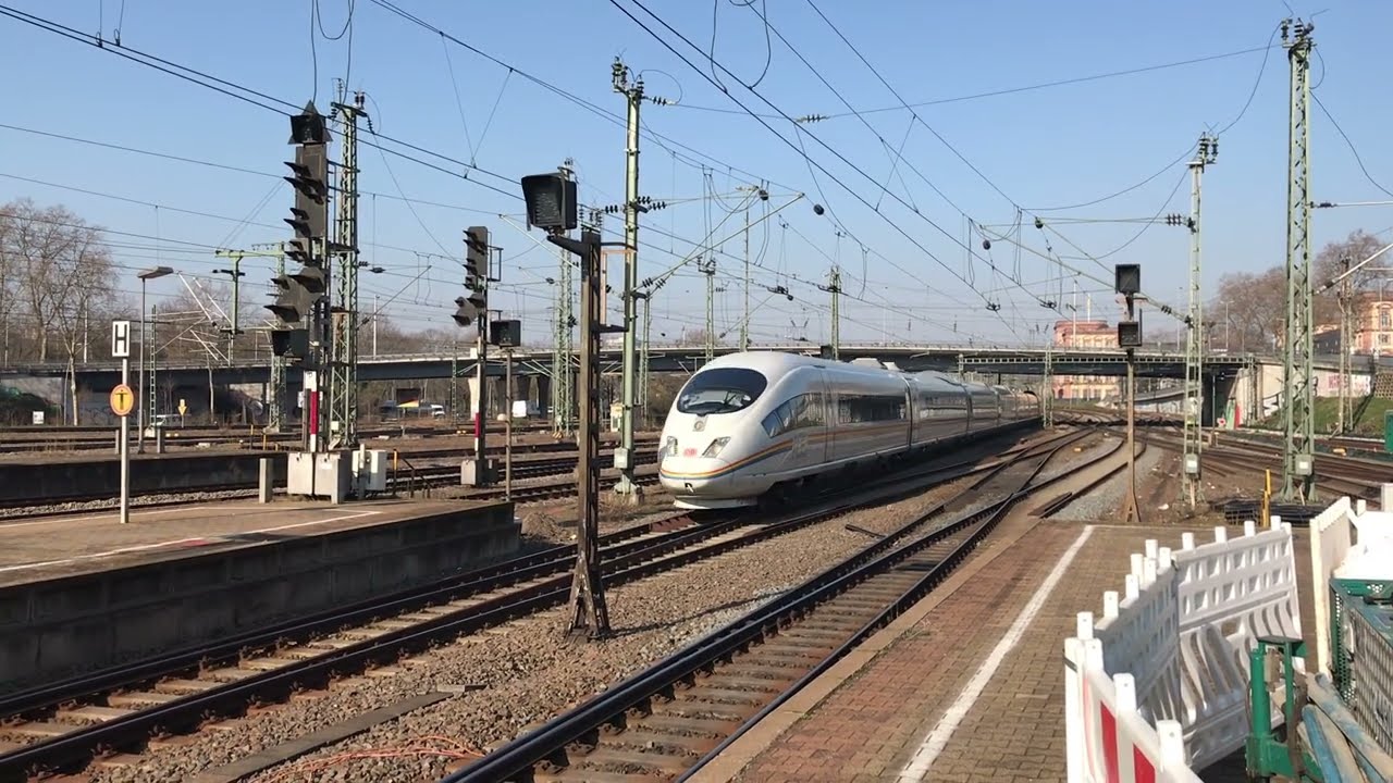Regenbogen ICE 3 f&auml;hrt in den Bahnhof Mannheim