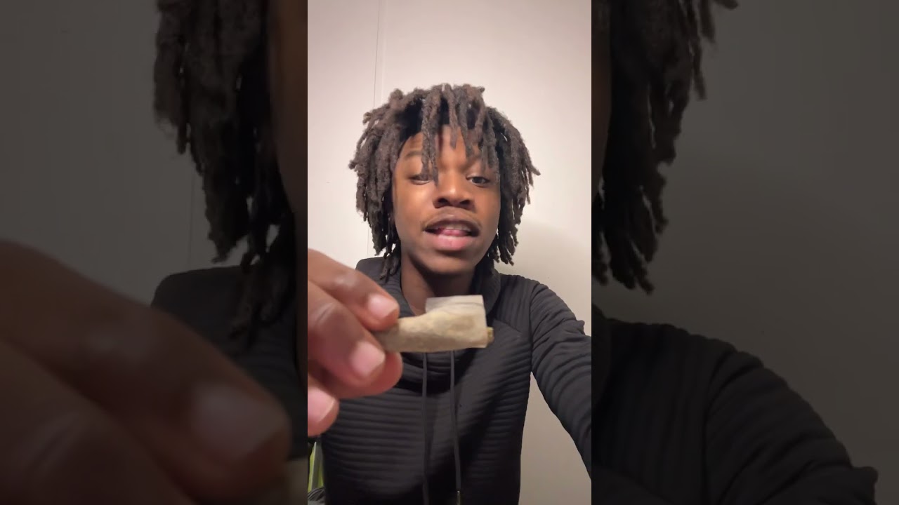 HOW TO ROLL A BLUNT/RAW PAPERS🍃😂 #shorts #funny