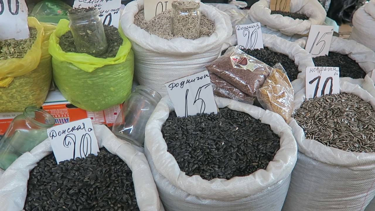 Fruit and Vegetable market in Chisinau, Moldova - Cheap summer fruit