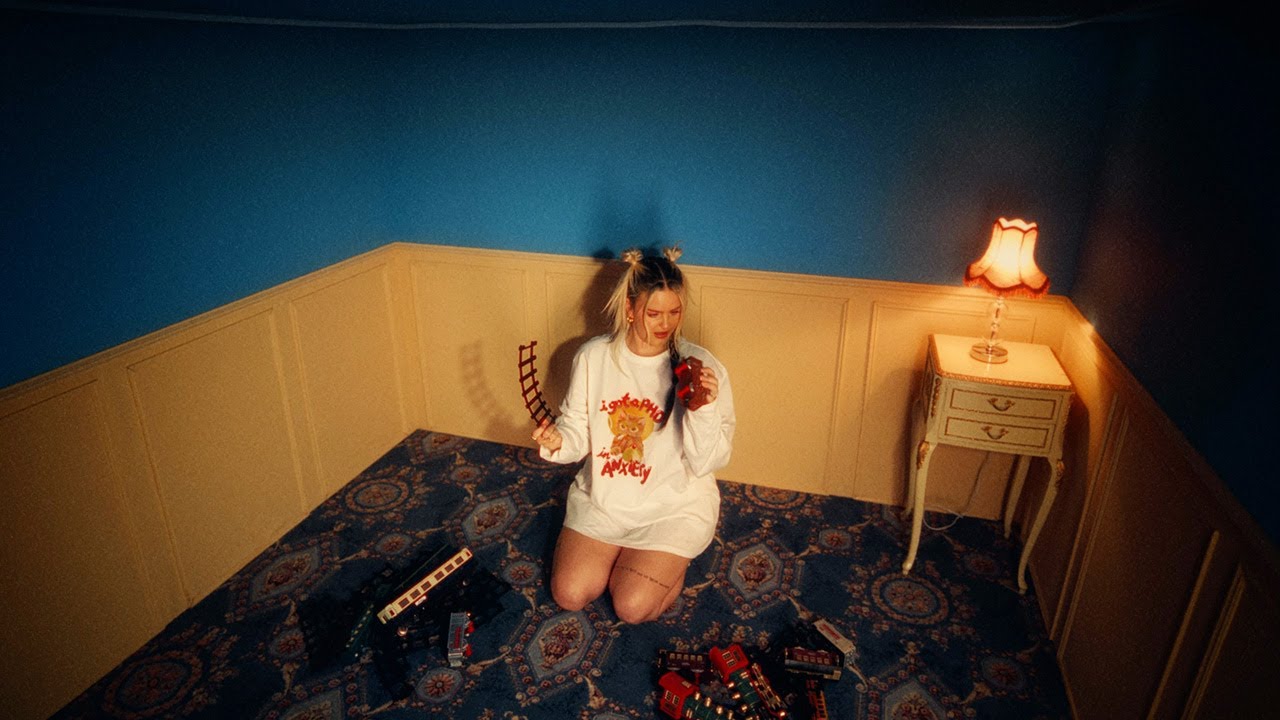 Anne-Marie &ndash; TRAINWRECK (Official Visualiser)