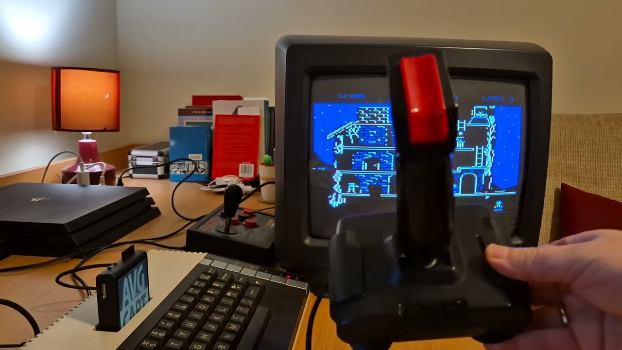 Atari 800 XL + telewizor CRT (kineskopowy).