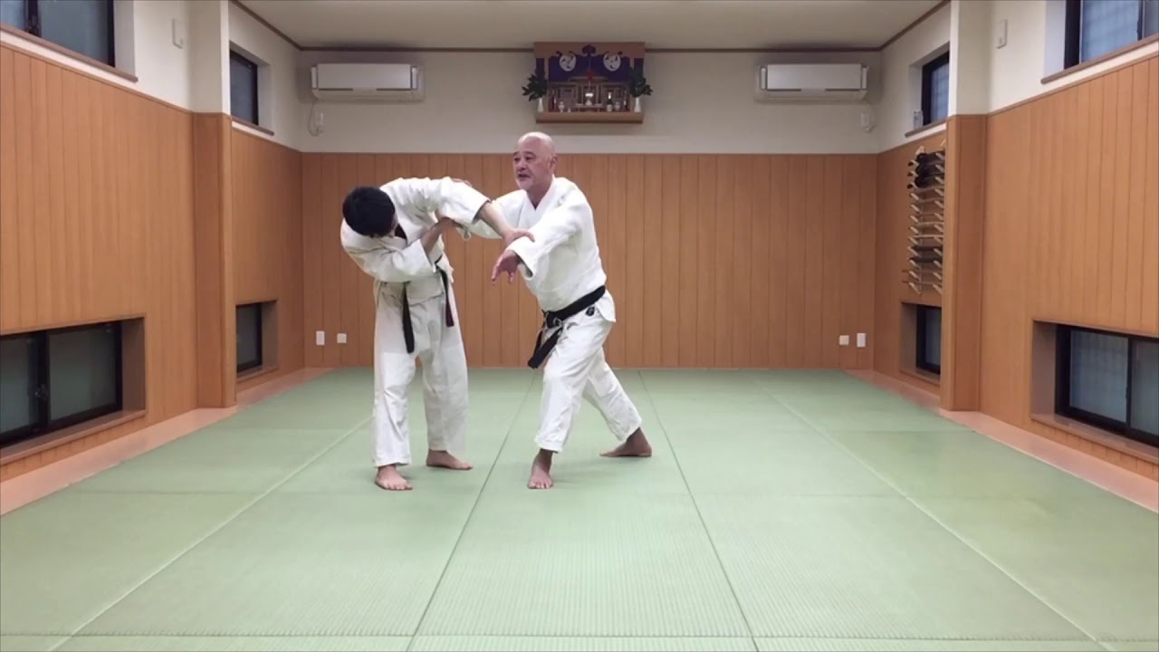 後ろ技両手持ち肘締め一