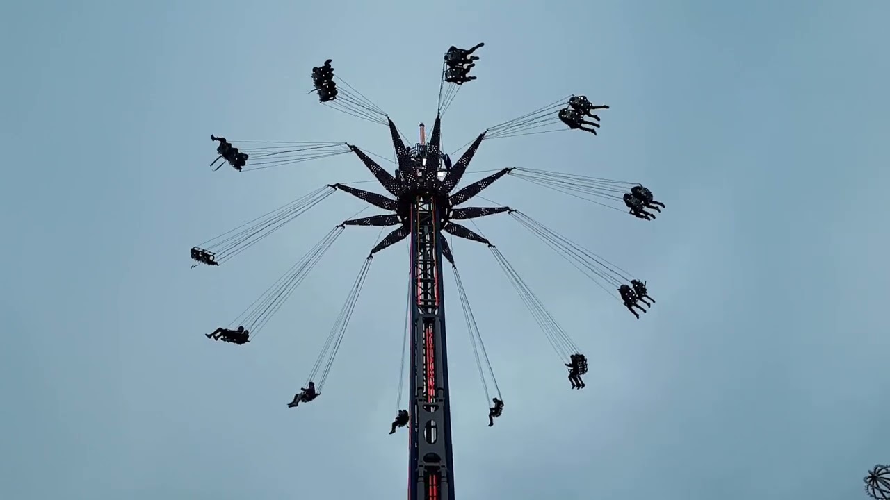 Manège Mega King Tower à la fête foraine de la Sainte Ouine Saint Malo Février 2022