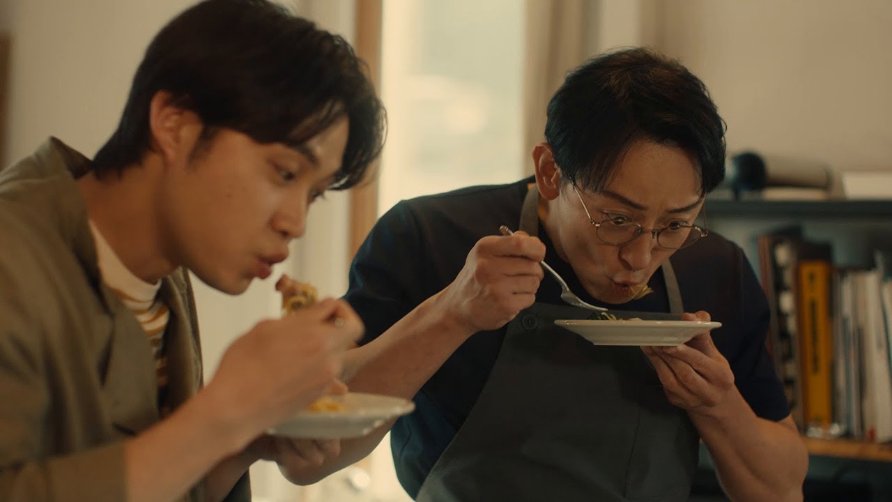 山本耕史＆磯村勇斗、“仲良しコンビ”がCM初共演！　一緒にパスタを頬張る仲むつまじげな姿　味の素「パスタキューブ」新CM「ふたりのパスタ同好会」編