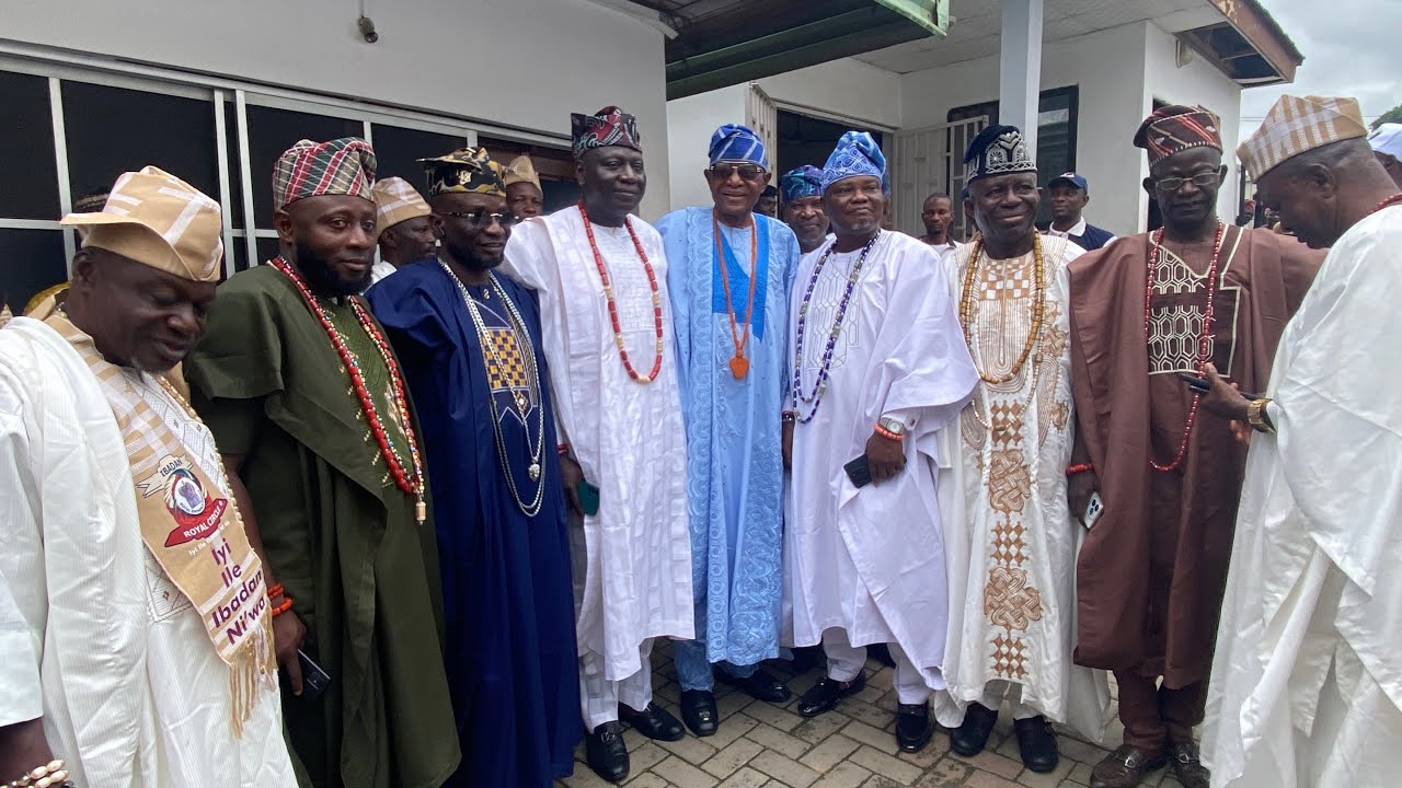 ARRIVALS OF IBADAN MOGAJI'S AT OLUBADAN RESIDENT TO WELCOME OONI OGUNWUSI TO IBADAN