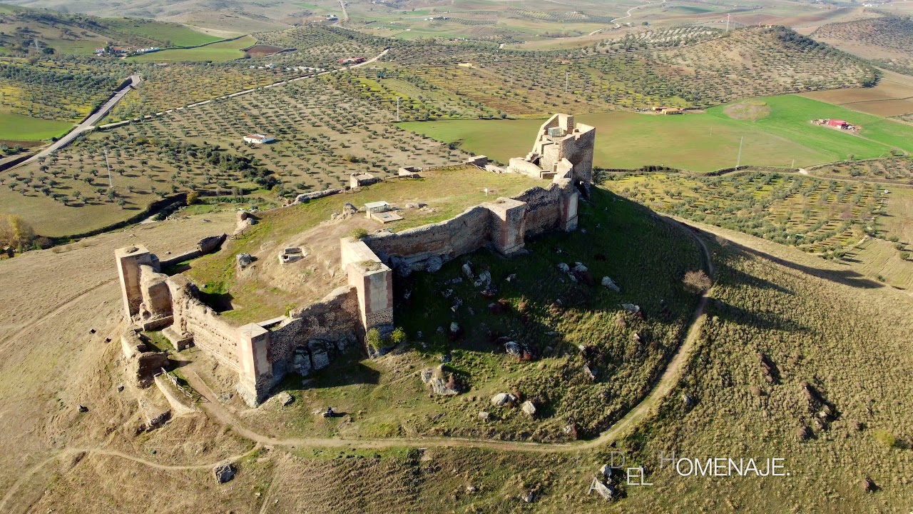 Cinematic 4k Castillo de Montemolín (Badajoz) a vista de dron.