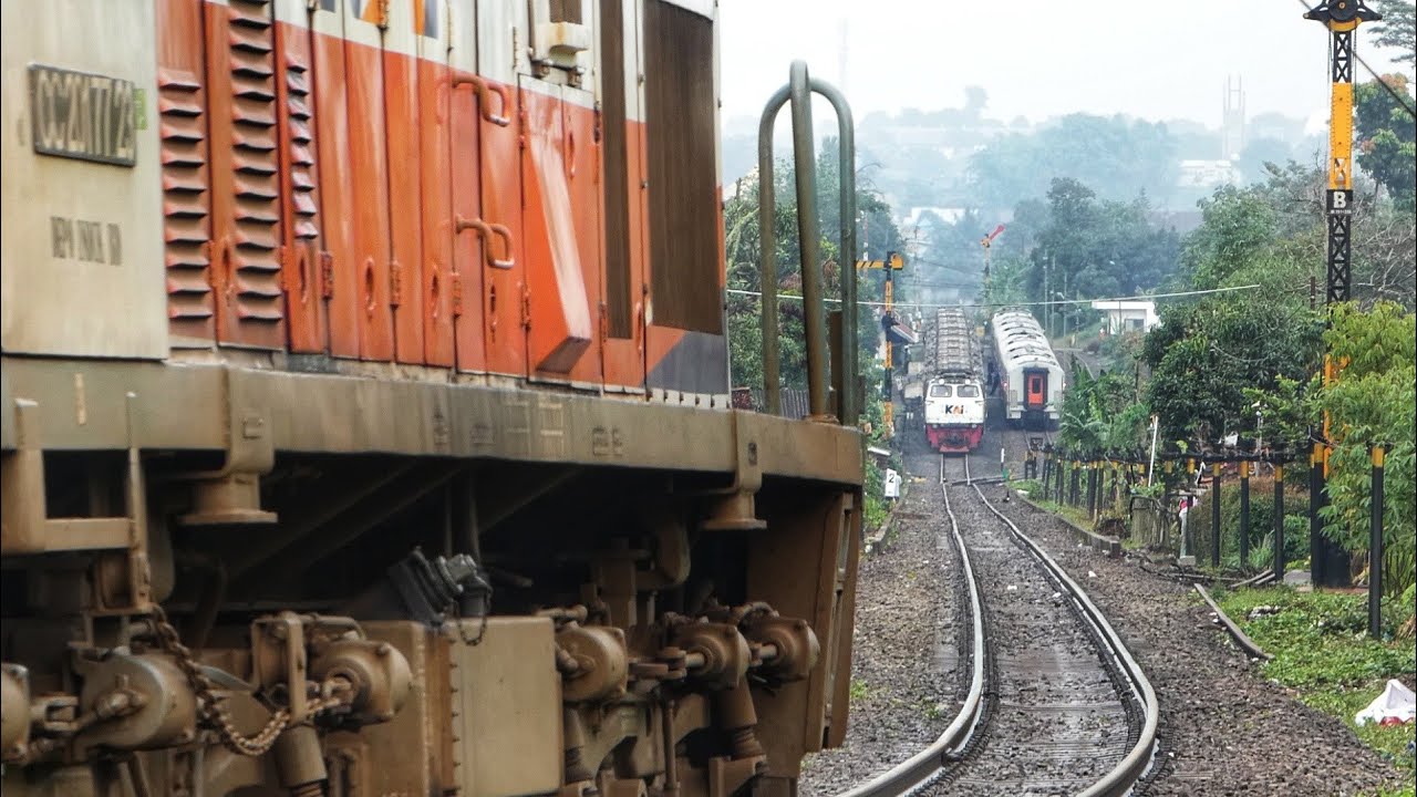 KERETA BERHENTI DI SINYAL KARENA DIBAWAH JALURNYA SUDAH FULL !