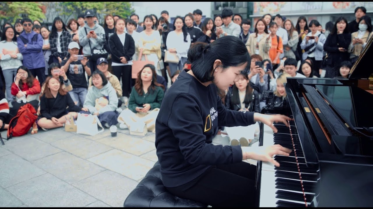 女子学生の鳥肌が立つピアノテクニック!  - ストリートピアノ
