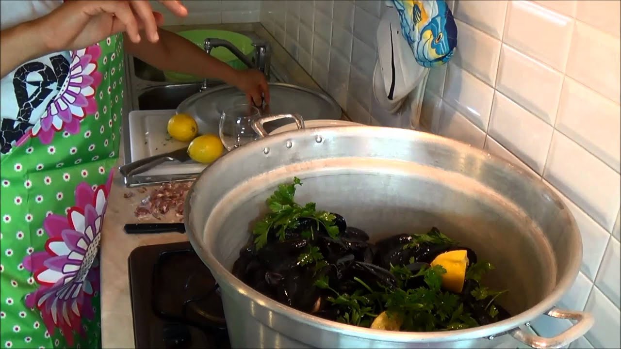Impepata di cozze, con crostone di pane, semplicissima e velocissima!