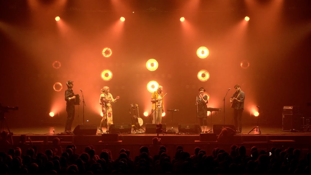 Tell God and the Devil – Solas [live with Nuala Kennedy]