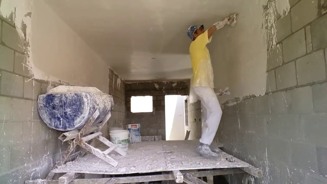 Aplicação gesso na lajota