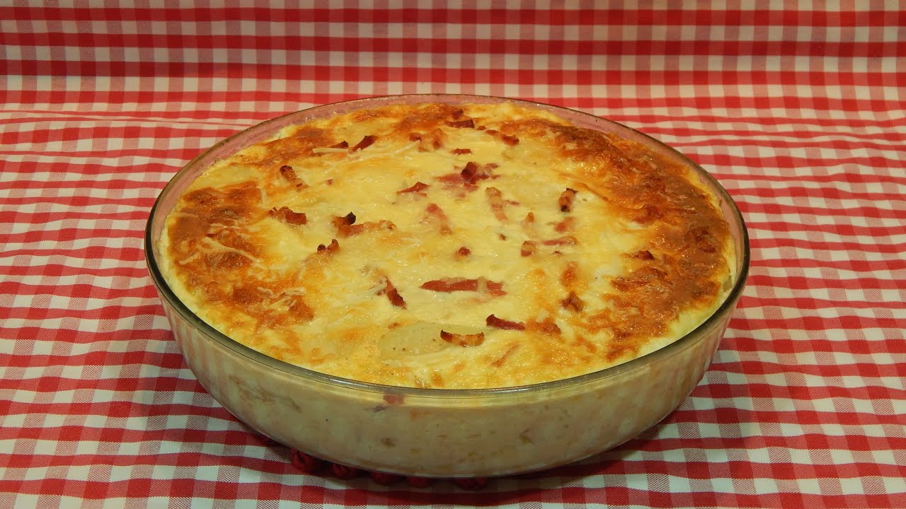 Cómo hacer pastel de patatas con beicon y queso / Receta fácil