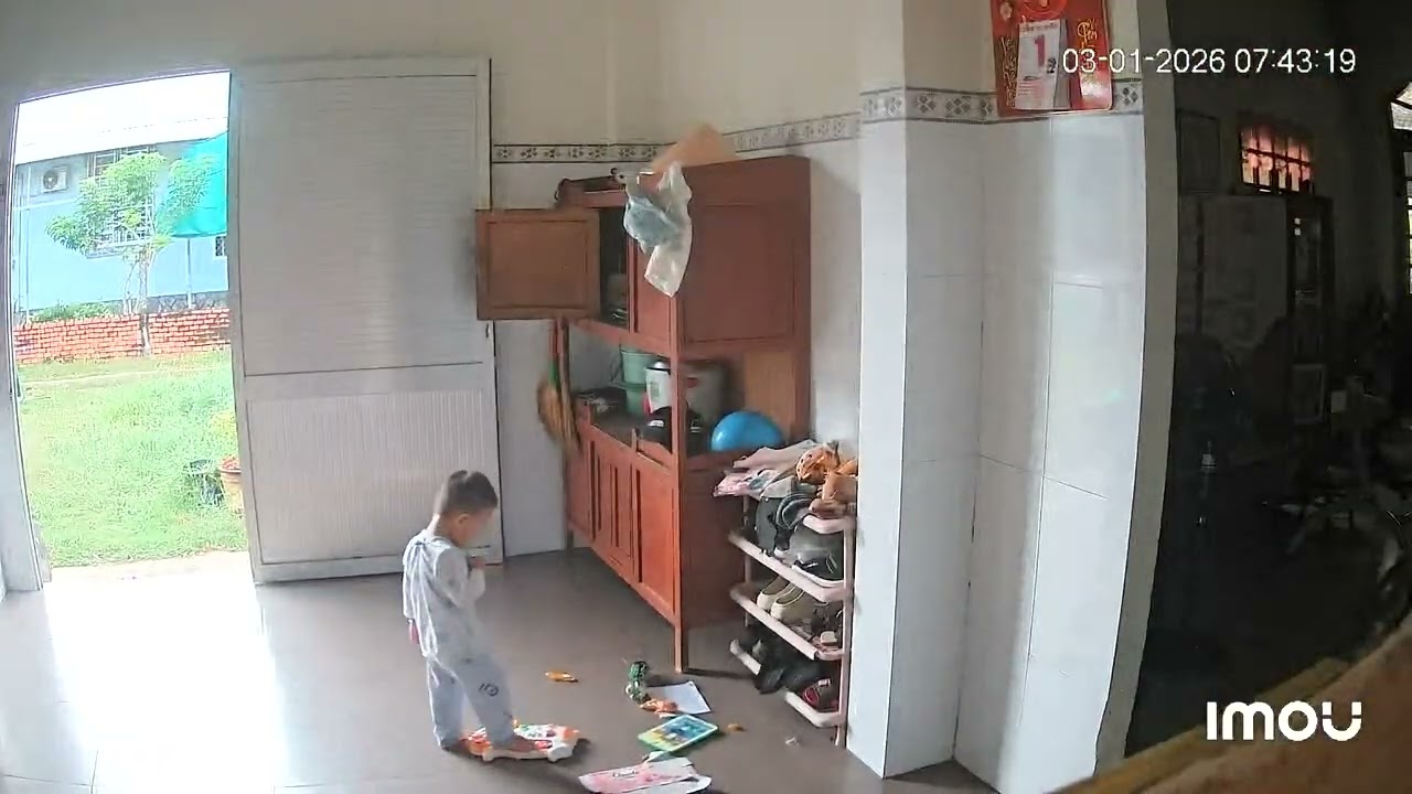 Bé khoai chơi một mình