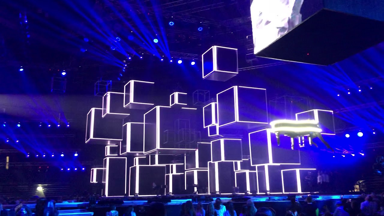 MAC awards 2019 | Kinesys Apex | Flying LED qubes