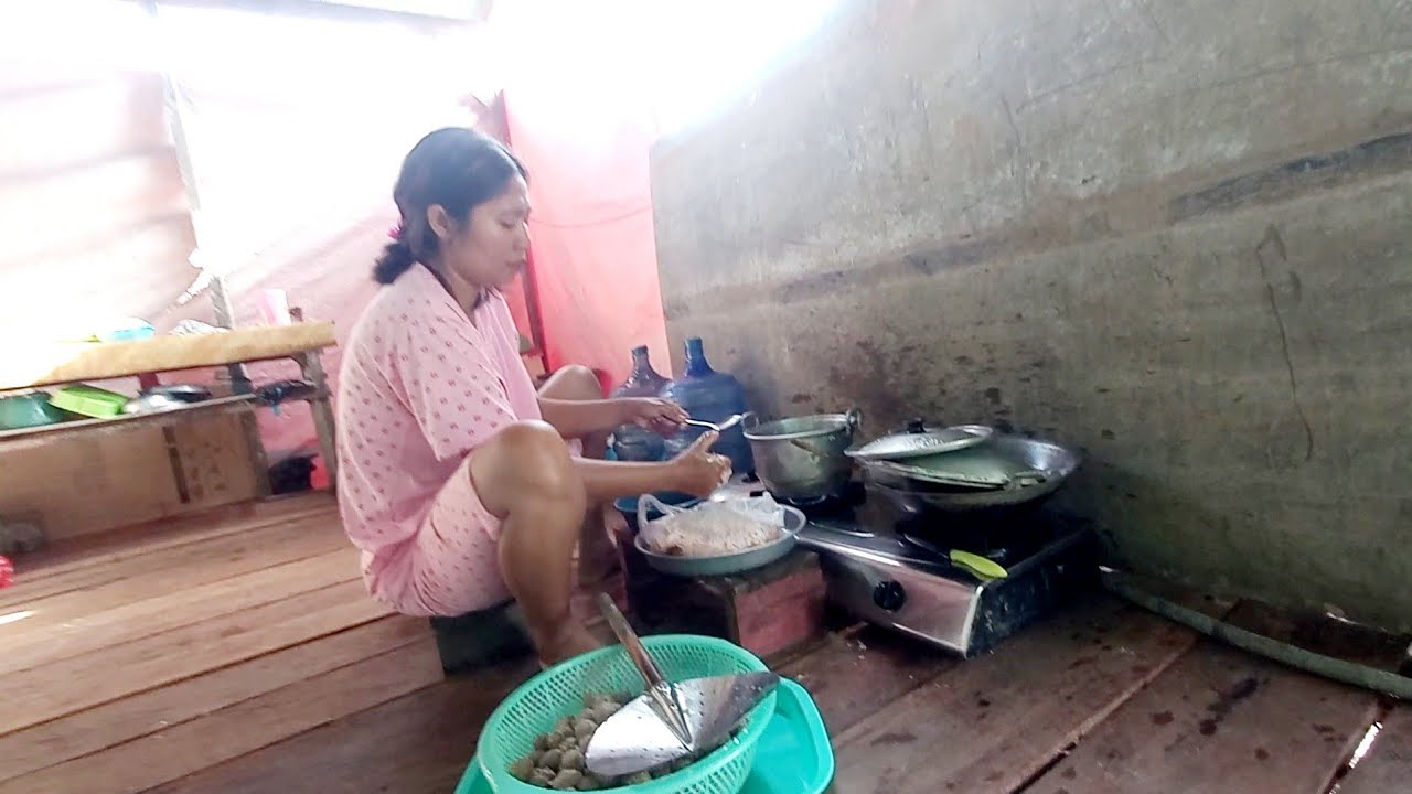  BU UMI MENCOBA BIKIN PENTOL UNTUK BUKA PUASA NANTI