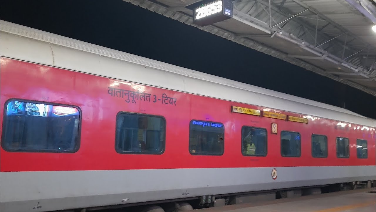 Vijayapura express arrives on 2.10 Am  at davangere #viral #trending 