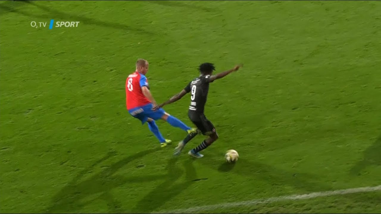 TIKI-TAKA: Faul Limbersk&eacute;ho na Olayinku. Bylo to za hranou?
