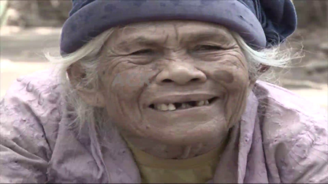 LUAR BIASA!! SEMANGAT HIDUP SEORANG NENEK YANG MEHIDUPI KAKAKNYA YANG SUDAH RENTA...