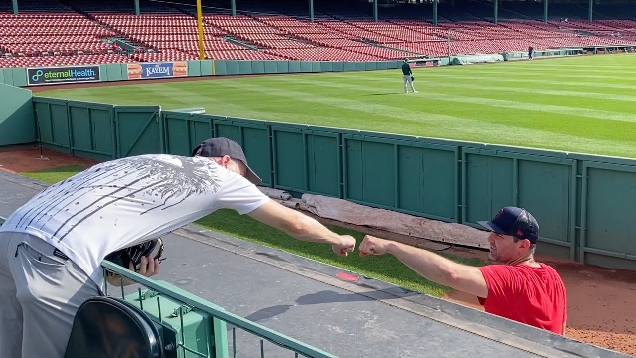 Что происходит, когда ваши друзья играют в ОБЕИХ КОМАНДАХ на матче MLB? СУПЕРвесёлый день в Фенуэ...