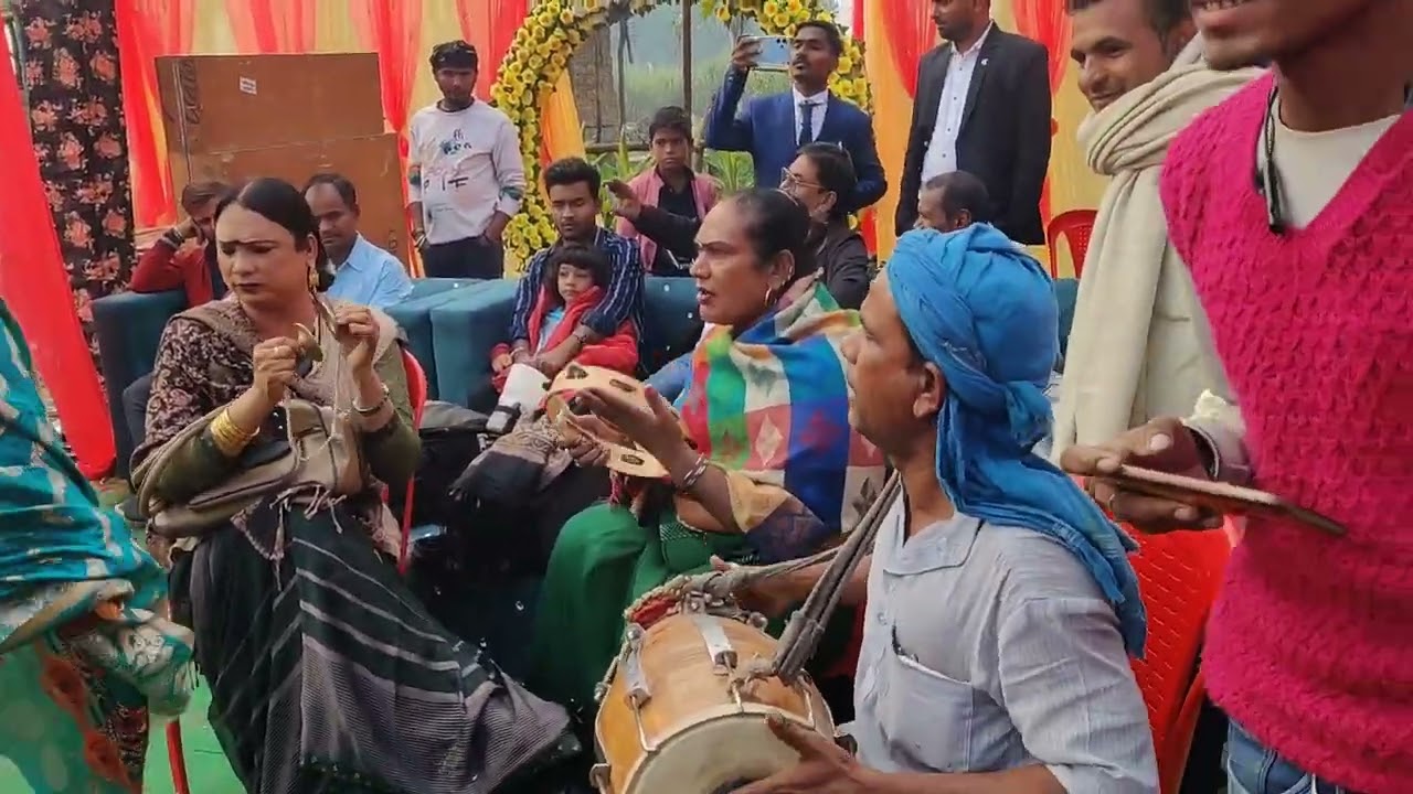 किन्नरों ने डांस किया और गाना गाया