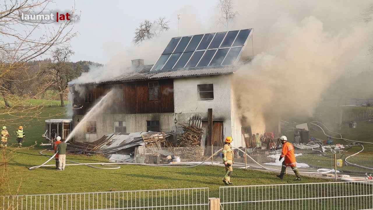 Brand eines Stall- und Garagengeb&auml;udes in Geboltskirchen sorgt f&uuml;r gr&ouml;&szlig;eren Einsatz der Feuerwehr