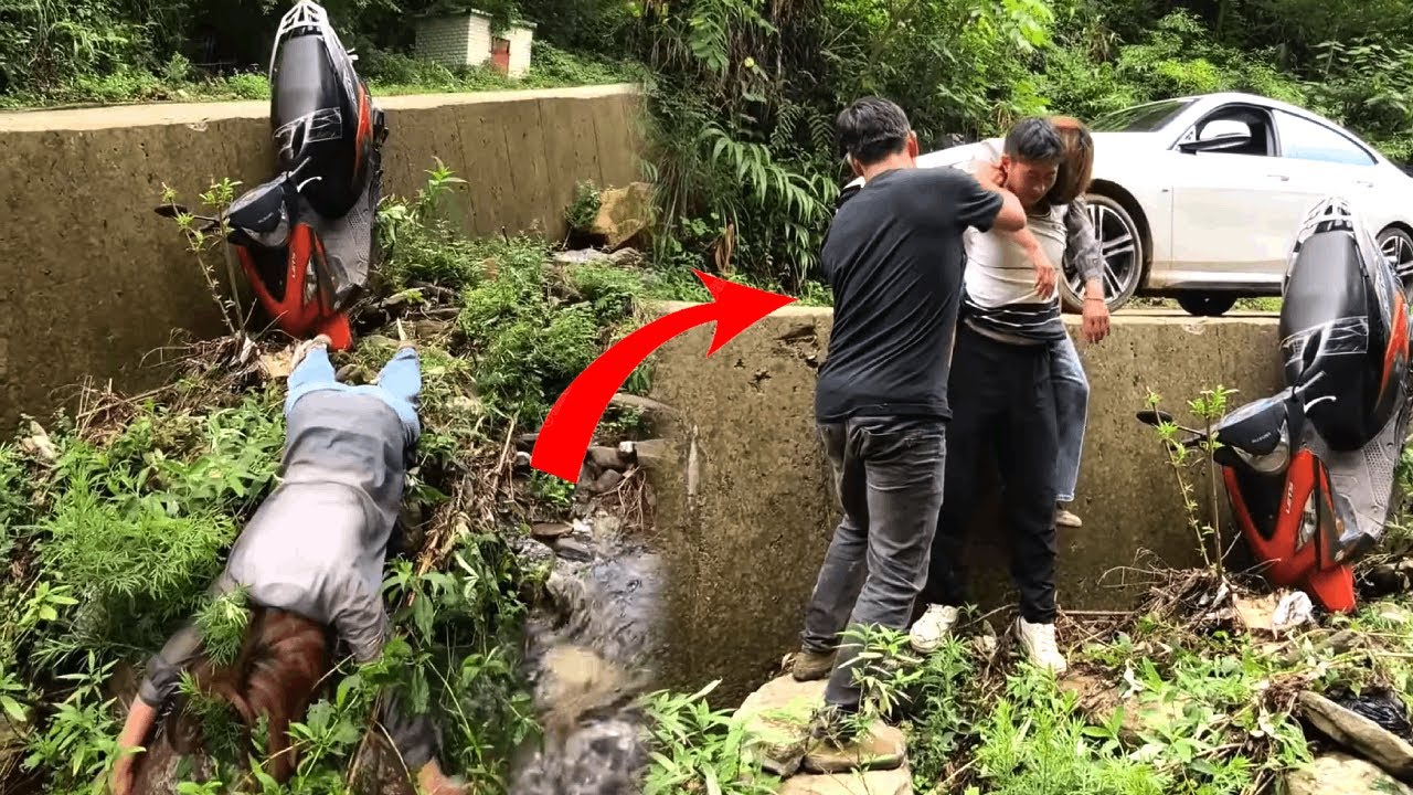 Two kind-hearted men rescued a girl whose car had overturned under the bridge！