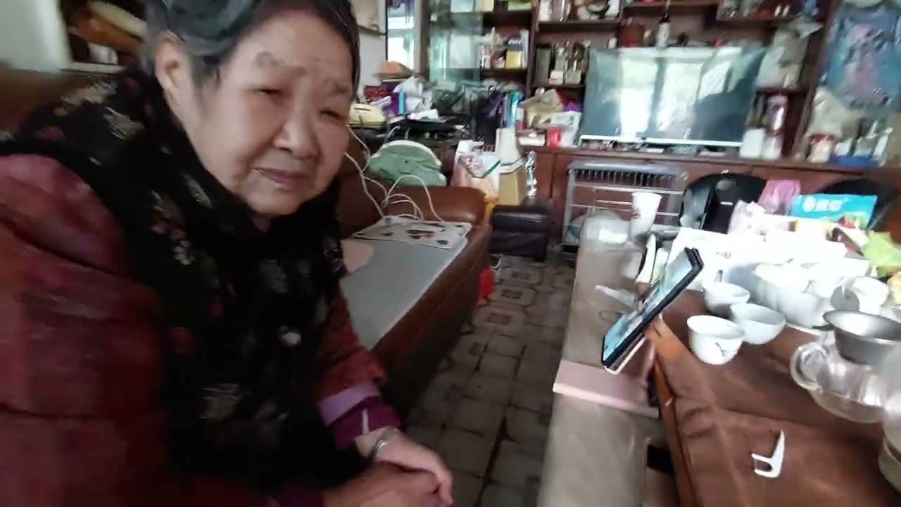 竹山媽媽，在看子羚影片。嘉雪攝影。