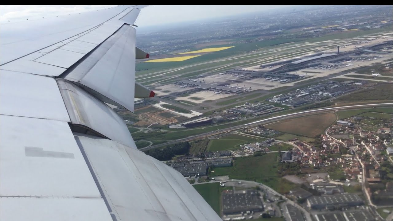 Singapore airlines Boeing 777 take off from Paris Charles de Gaulle Airport