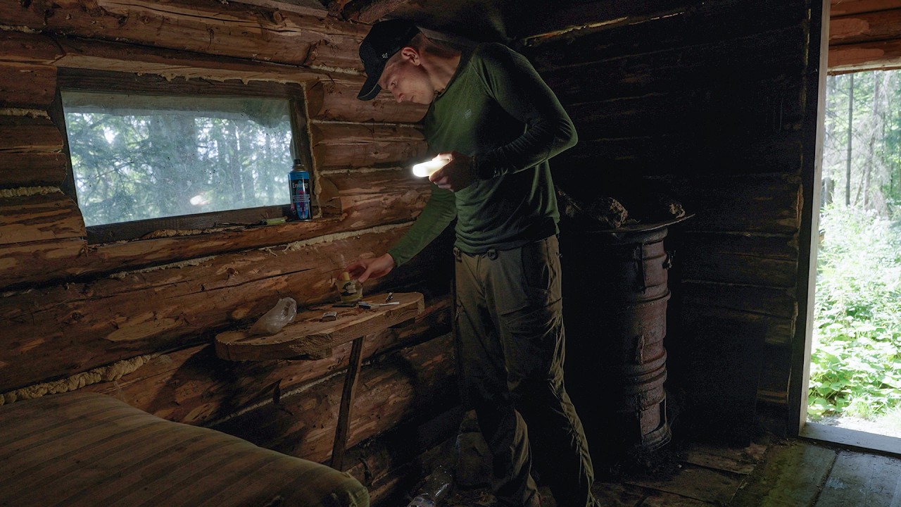 Cabin far from civilization, Old Hut for those who freeze in winter