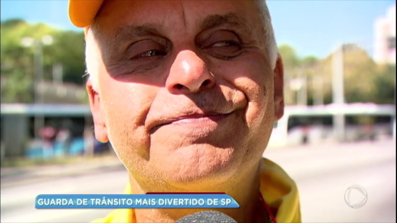 Agente de trânsito mistura trabalho com bom humor nas ruas do interior de SP
